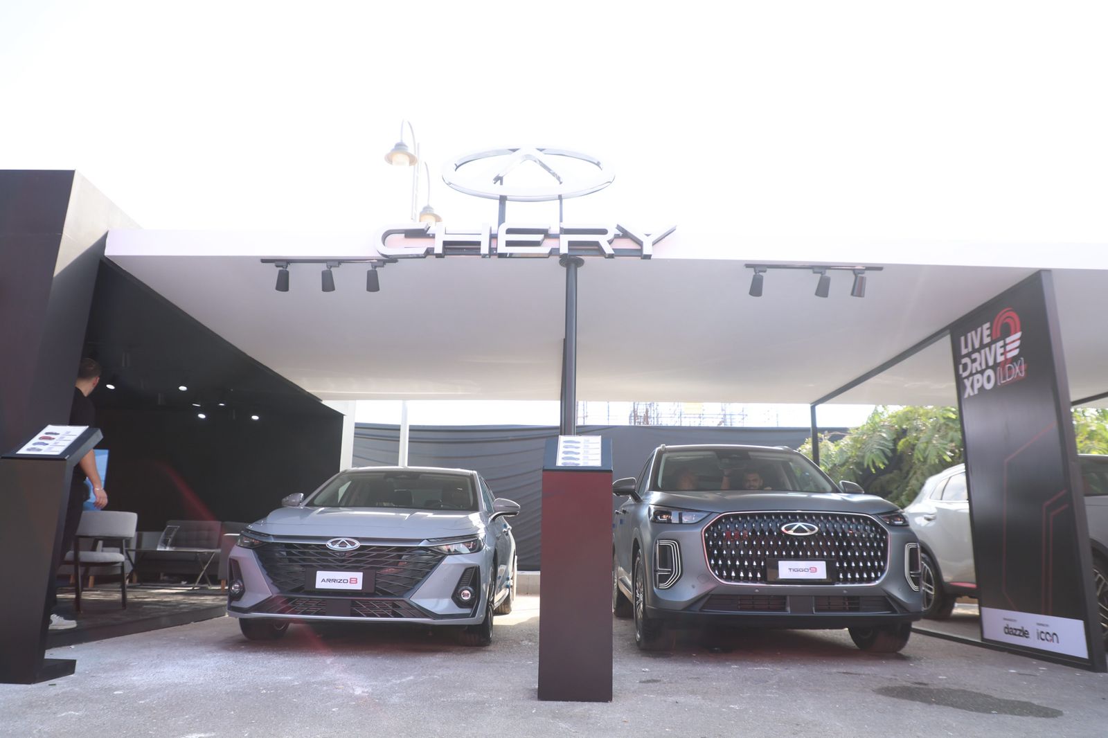 شيري تبرز حضورها القوي